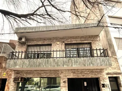 Casa con local al frente en Barrio Lourdes – 4 dormitorios, patio, quincho y cochera