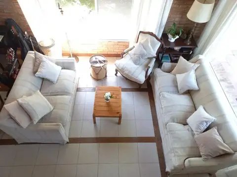 Casa en Alquiler con 3 cocheras
