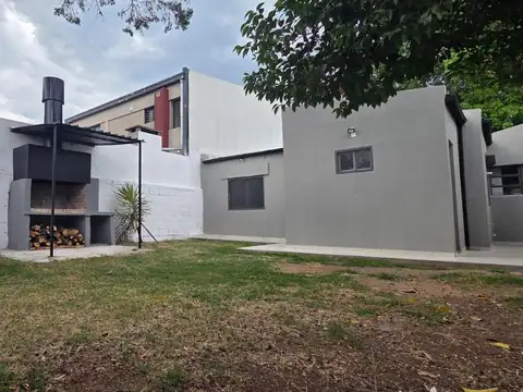 Casa en Alquiler con 1 cochera