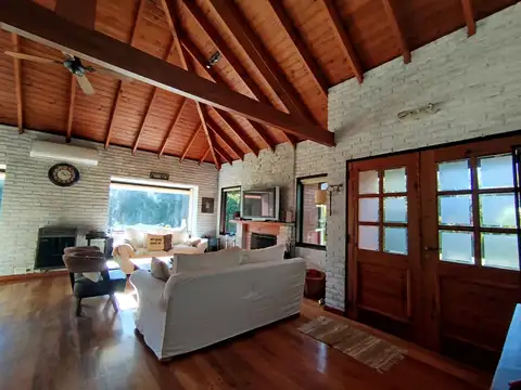 Casa 4 ambientes con 2 baños