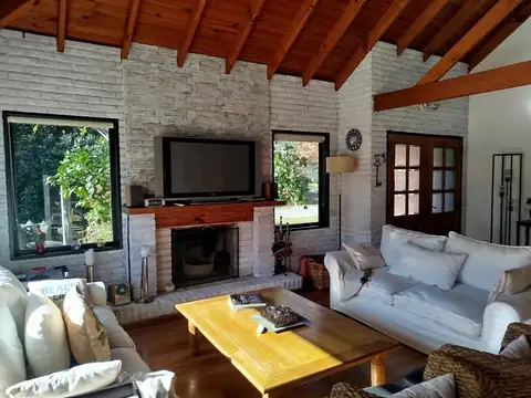 Casa en Alquiler con 2 cocheras