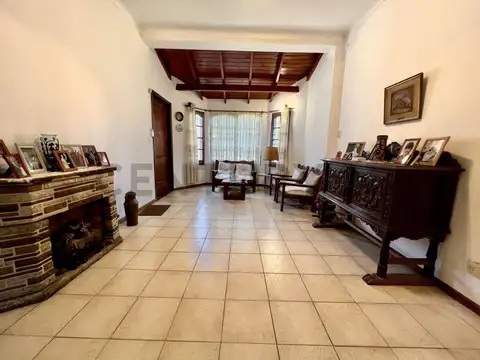 VENTA DE CASA 4 AMBIENTES EN CASTELAR NORTE, APTA CREDITO