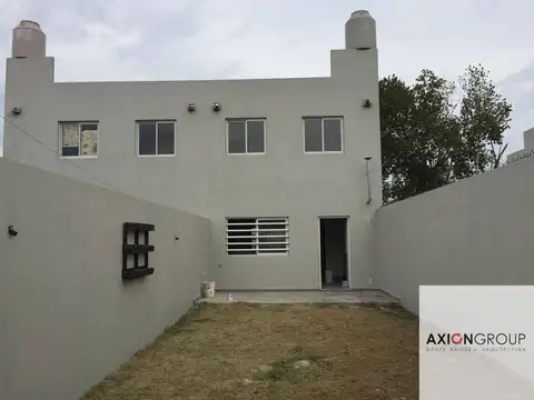 141 E/ 529 y 530-Dúplex de 3 dormitorios con parque y cochera