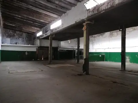 Lote de 17.32 x 60 entrada para camiones, oficinas, 787 m2 construidos a reciclar