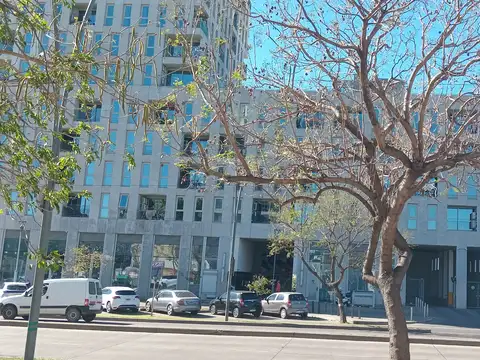 Metra - Tres dormitorios, dos baños, cochera. Frente. Estrenar