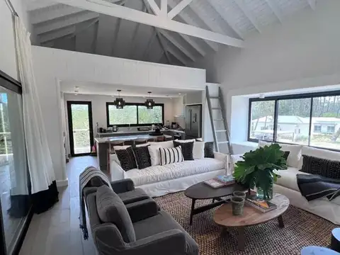 Casa 4 ambientes con 2 baños