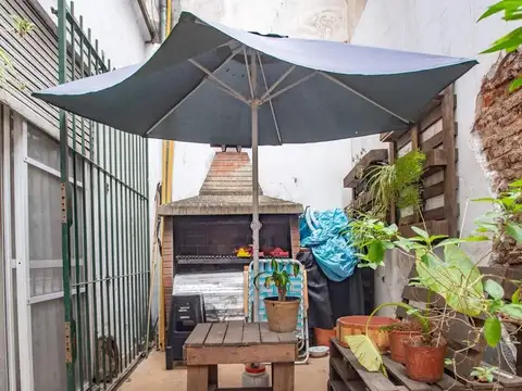 Departamento 5 amb. PB sobre Av. Mitre Avellaneda