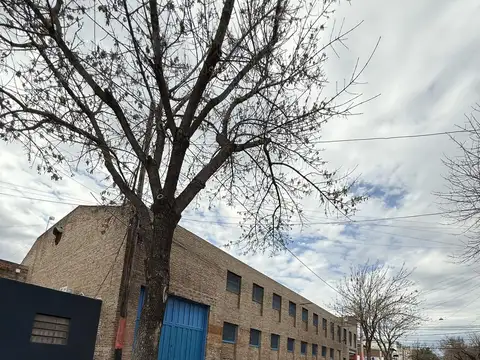 Galpón Industrial en Esquina – Ideal para Empresas de Gran Escala | Barrio España y Hospitales