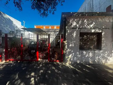 CASA SOBRE LOTE PROPIO DE 8,66X24 CON LOCAL A REFACCIONAR!