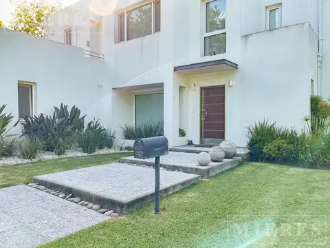 Casa 8 ambientes con 4 baños