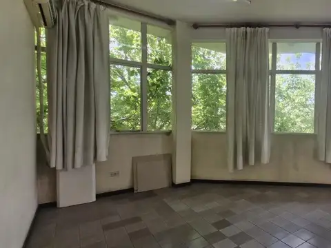 Venta Oficina 2 ambientes por escalera Centro de Pilar