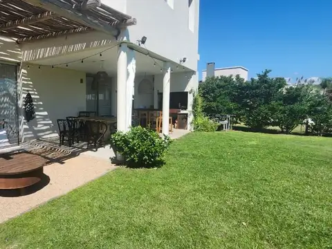 Casa 7 ambientes con 2 baños