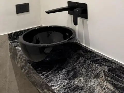 CASA EN VENTA EN BARRIO CON PORTÓN