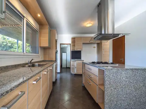 Casa en Alquiler con 2 cocheras