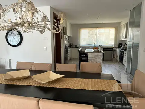 Casa 8 ambientes con 5 baños