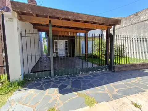 Casa en venta sobre lote de 226 m2. 3 ambientes. 2 Dormitorios. Living. Amplio parque c/ pileta y cuarto de guardado
