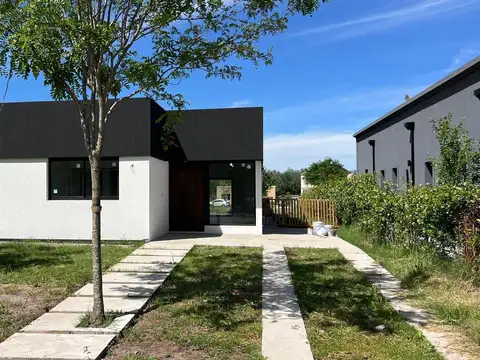 Casa en Venta con 3 cocheras