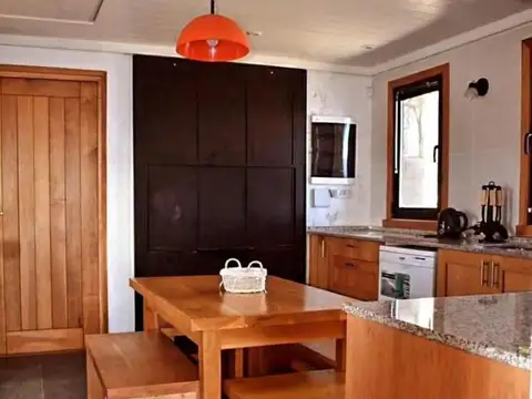 Residencia en el medio de la naturelaza. Vistas al Lago Lacar y al Volcan Lanin desde tu living.