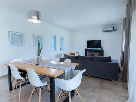 Casa en Venta con 4 cocheras