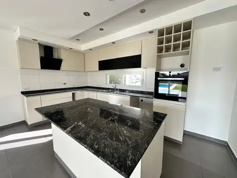 Casa 4 ambientes con 3 baños