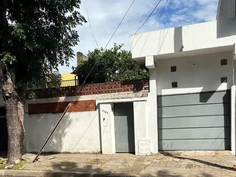 CASA EN VENTA 2 DORMITORIOS COCHERA TIRO SUIZO