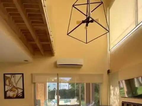 Casa en Venta con 4 cocheras