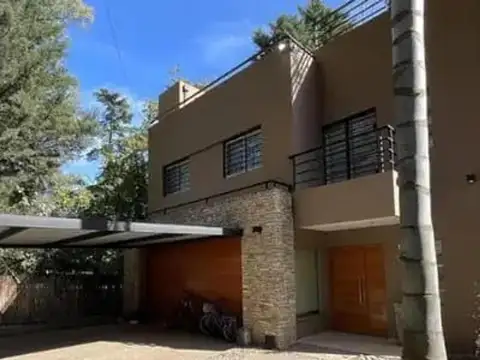Venta casa de 6 amb, con cochera y piscina, en Parque Leloir