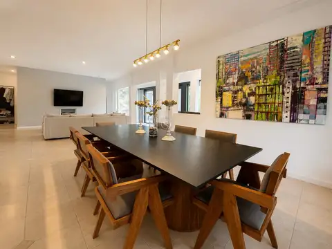 Casa 6 ambientes con 5 baños