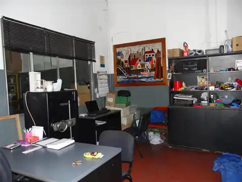 Muy buen Galpon de 400m2 en 2 plantas, zona industrial a 1 cuadra de Av. Laprida.