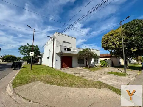 Casa en venta - 3 Dormitorios 2 Baños - 209mts2 - Chivilcoy