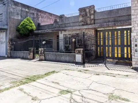 CASA DE 3 DORMITORIOS,COCHERA y PATIO