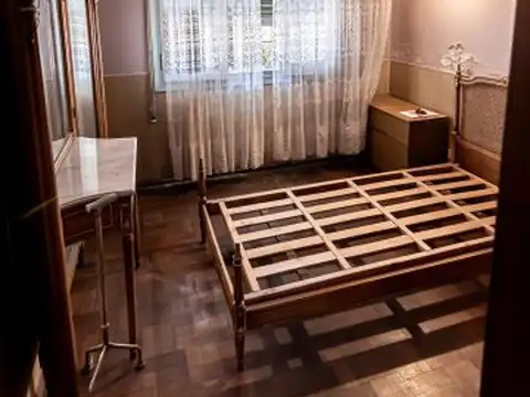 CASA DE 3 DORMITORIOS,COCHERA y PATIO