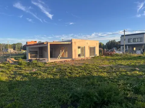 Casa 3 ambientes con 1 baño