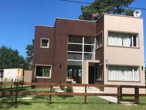 Casa en venta - 4 dormitorios 3 baños - 900ms2 - Costa Del Este
