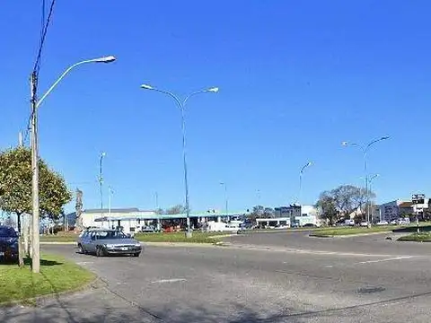 Venta Local / Galpón / Depósito. Entrada por 3 calles . Altura para camiones