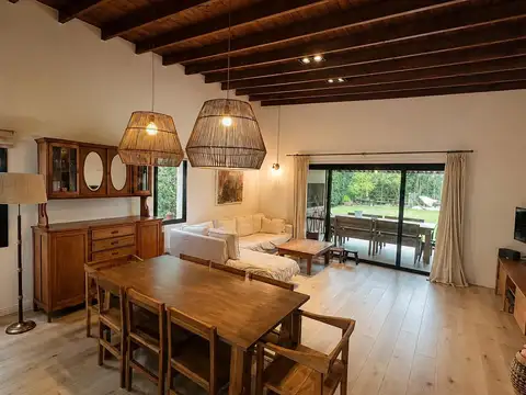 Casa 4 ambientes con 2 baños