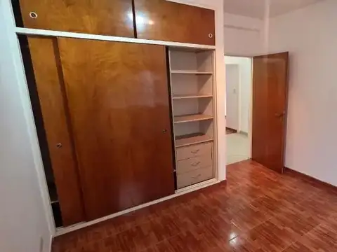 ALQUILER, PISO DE 4 AMBIENTES (DEPARTAMENTO) EN PRIMER PISO POR ESCALERA. SAN JUSTO.