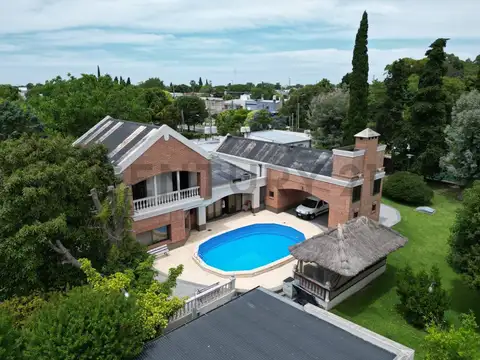 AVENIDA 143 E/ 40 Y 41 | CASA DE CATEGORIA + DEPARTAMENTO
