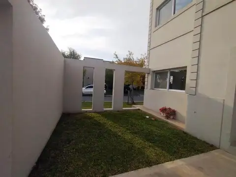 Casa 6 ambientes con 4 baños