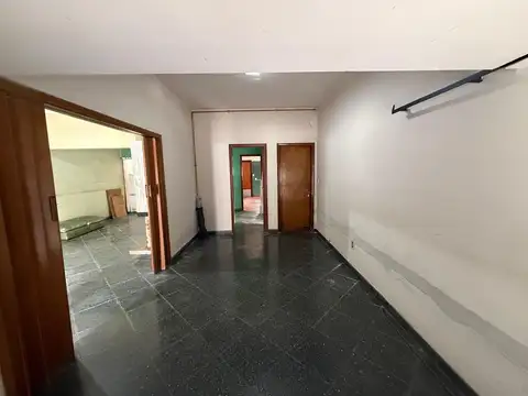 Casa 8 ambientes con 2 baños