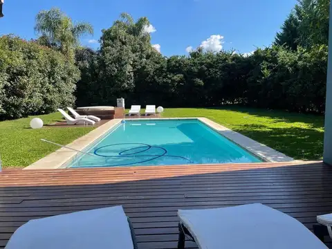 Casa en Venta con 2 cocheras