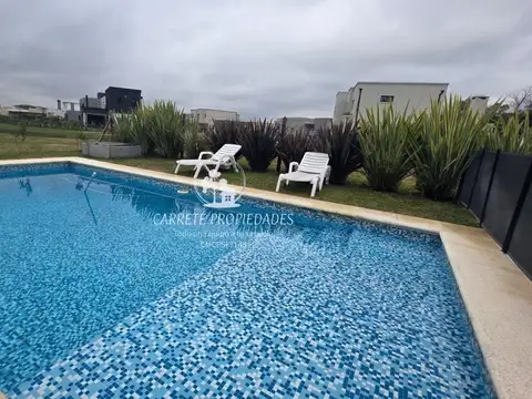Casa en venta Moderna con pileta y fondo a verde. Barrio Santa Lucia. Pilar