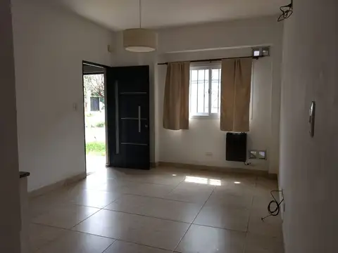 Depto Tipo Casa en Alquiler en Caseros, $ 490.000
