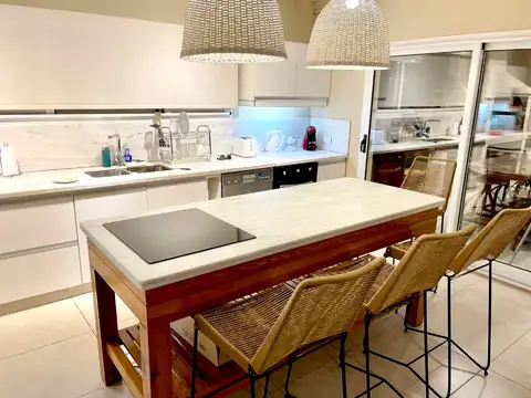 Casa 7 ambientes con 3 baños