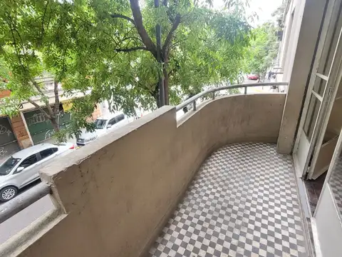 DEPARTAMENTO DE 2 AMBIENTES - AL FRENTE CON BALCON - VENTANAL AL LIVING CON MUCHA LUZ