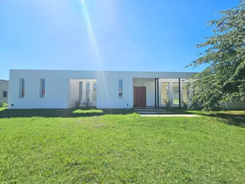 Casa 5 ambientes con 3 baños