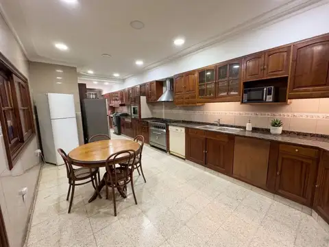 Casa 10 ambientes con 2 baños