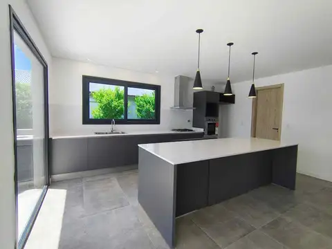 Casa 5 ambientes con 4 baños