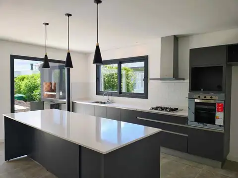 VENTA CASA A ESTRENAR CON PISCINA RUMENCO JOVEN