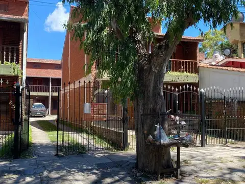 DUPLEX CUATRO AMBIENTES CON PATIO Y COCHERA - TODOS LOS SERVICIOS CONECTADOS